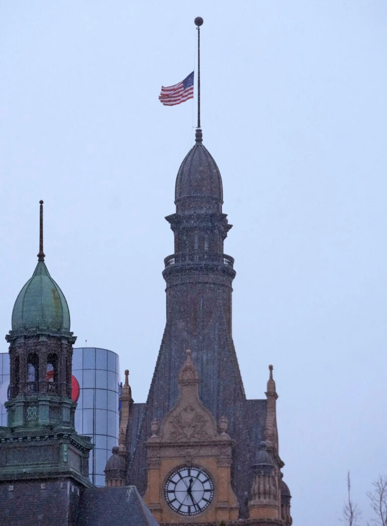 Почему флаги развеваются в Висконсине 24 июля?