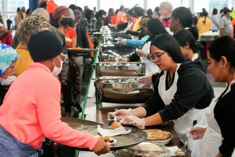 Где найти бесплатные индейки на День благодарения и горячие блюда в районе Хьюстона