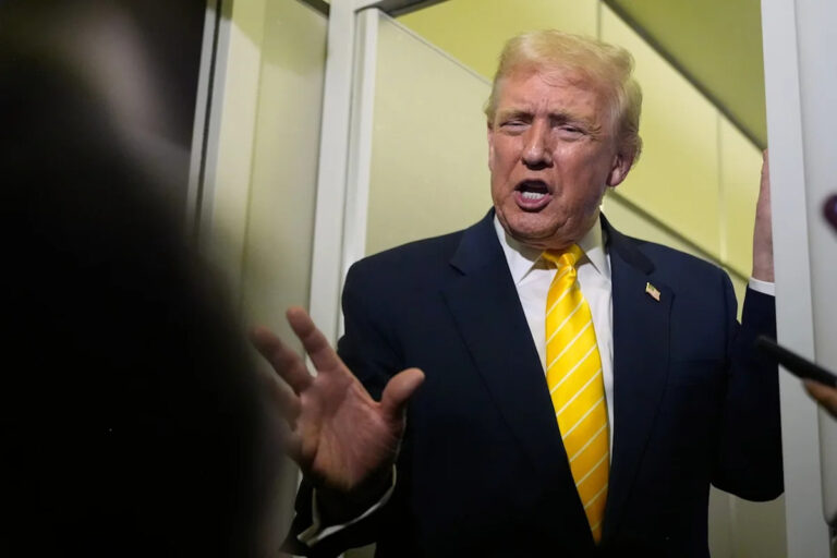 «Тихо, свинья»: Трамп набросился на женщину-репортера в «Первом военно-воздушных силах»