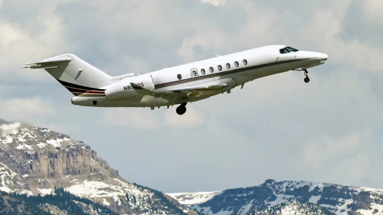 Кто владеет Cessna и где построены ее самолеты?