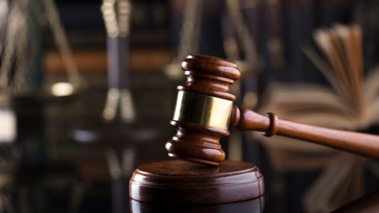 «Наш клиент стал мишенью»: адвокаты бывшего сотрудника DCS дали показания