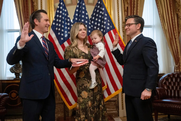 «Должно быть хорошо»: Дем Майк Джонсон отложил клятву на 7 недель, чтобы быстро провести церемонию для нового члена Республиканской партии