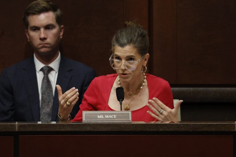 «Смехотворно!»: Нэнси Мэйс полностью вылетела из Конгресса