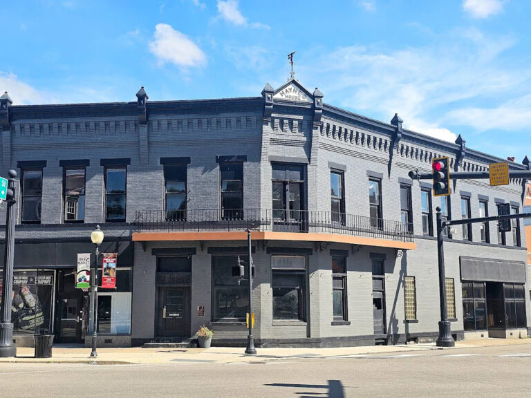 Почему калифорнийская женщина тратит миллионы на северо-западе?