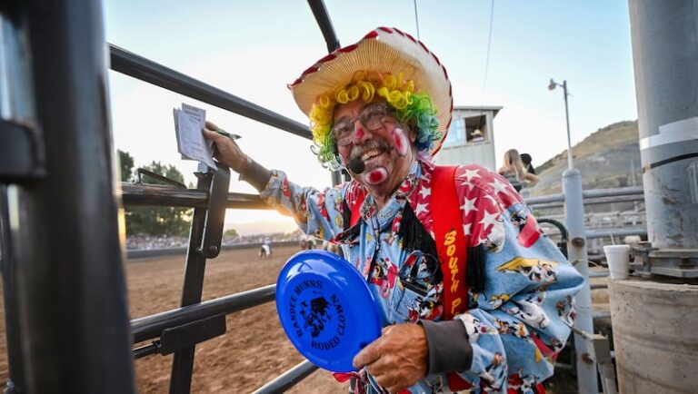 «Будь смешным, зарабатывай деньги»: жизнь 75-летнего клоуна родео из Юты