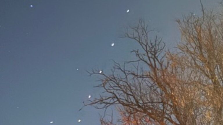 Что это такое в небе? Линия огней, замеченная путешествуя по Колорадо