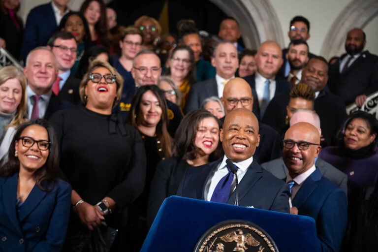 «Я просто Эрик»: мэр Нью-Йорка Адамс прощается с работой, отмеченной достижениями, но омраченной скандалом